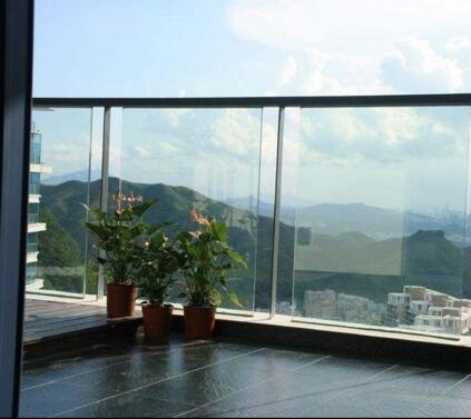 玻璃护栏、混凝土护栏以及铝护栏的选择使用