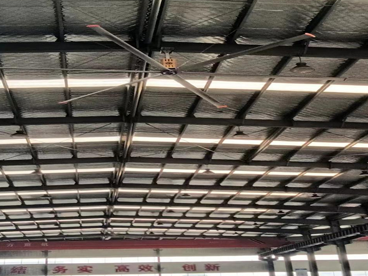 大风扇为员工送清凉